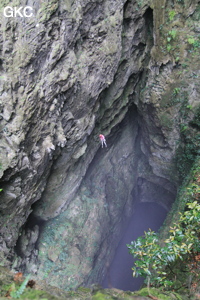 Equipement du puits d'entrée de 175 m de la grotte de Yanwangdong (Grotte du roi des fantômes) 阎王洞 (Guizhou 贵州省, Qiannan 黔南, Pingtang 平塘).