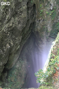 Rayons de soleil dans le puits d'entrée de 175 m de la grotte de Yanwangdong (Grotte du roi des fantômes) 阎王洞 (Guizhou 贵州省, Qiannan 黔南, Pingtang 平塘).