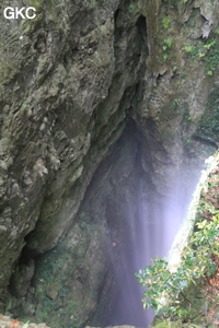 Rayons de soleil dans le puits d'entrée de 175 m de la grotte de Yanwangdong (Grotte du roi des fantômes) 阎王洞 (Guizhou 贵州省, Qiannan 黔南, Pingtang 平塘).