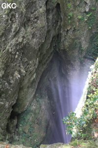 Rayons de soleil dans le puits d'entrée de 175 m de la grotte de Yanwangdong (Grotte du roi des fantômes) 阎王洞 (Guizhou 贵州省, Qiannan 黔南, Pingtang 平塘).