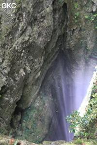 Rayons de soleil dans le puits d'entrée de 175 m de la grotte de Yanwangdong (Grotte du roi des fantômes) 阎王洞 (Guizhou 贵州省, Qiannan 黔南, Pingtang 平塘).