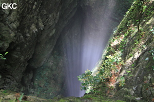 Rayons de soleil dans le puits d'entrée de 175 m de la grotte de Yanwangdong (Grotte du roi des fantômes) 阎王洞 (Guizhou 贵州省, Qiannan 黔南, Pingtang 平塘).