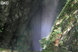 Rayons de soleil dans le puits d'entrée de 175 m de la grotte de Yanwangdong (Grotte du roi des fantômes) 阎王洞 (Guizhou 贵州省, Qiannan 黔南, Pingtang 平塘).