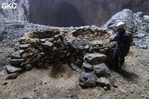 Réserve d'eau et décanteur en bas du puits d'entrée de 175 m de la grotte de Yanwangdong (Grotte du roi des fantômes) 阎王洞 (Guizhou 贵州省, Qiannan 黔南, Pingtang 平塘).