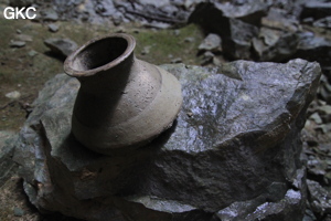 Poterie en bas du puits d'entrée de 175 m de la grotte de Yanwangdong (Grotte du roi des fantômes) 阎王洞 (Guizhou 贵州省, Qiannan 黔南, Pingtang 平塘).