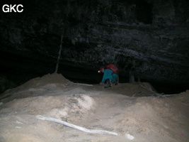 Dans la grotte de Lingshandong 灵山洞 - réseau de Mawangdong 麻王洞 -. En bas du puits du Balancier dans une salle bien concrétionnée se trouvent les restes d'une exploitation de nitrate(bassins, mat d'escalade et monticules de terre résiduelle). (Fuyan, Zheng'an 正安, Zunyi Shi 遵义市, Guizhou 贵州省, Chine 中国)