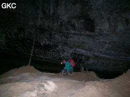 Dans la grotte de Lingshandong 灵山洞 - réseau de Mawangdong 麻王洞 -. En bas du puits du Balancier dans une salle bien concrétionnée se trouvent les restes d'une exploitation de nitrate(bassins, mat d'escalade et monticules de terre résiduelle). (Fuyan, Zheng'an 正安, Zunyi Shi 遵义市, Guizhou 贵州省, Chine 中国)