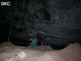 Dans la grotte de Lingshandong 灵山洞 - réseau de Mawangdong 麻王洞 -. En bas du puits du Balancier dans une salle bien concrétionnée se trouvent les restes d'une exploitation de nitrate(bassins, mat d'escalade et monticules de terre résiduelle). (Fuyan, Zheng'an 正安, Zunyi Shi 遵义市, Guizhou 贵州省, Chine 中国)