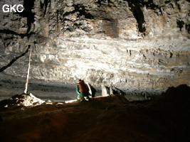 Dans la grotte de Lingshandong 灵山洞 - réseau de Mawangdong 麻王洞 -. En bas du puits du Balancier dans une salle bien concrétionnée se trouvent les restes d'une exploitation de nitrate(bassins, mat d'escalade et monticules de terre résiduelle). (Fuyan, Zheng'an 正安, Zunyi Shi 遵义市, Guizhou 贵州省, Chine 中国)