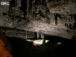 Dans la grotte de Lingshandong 灵山洞 - réseau de Mawangdong 麻王洞 -. En bas du puits du Balancier dans une salle bien concrétionnée se trouvent les restes d'une exploitation de nitrate(bassins, mat d'escalade et monticules de terre résiduelle). (Fuyan, Zheng'an 正安, Zunyi Shi 遵义市, Guizhou 贵州省, Chine 中国)