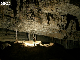 Dans la grotte de Lingshandong 灵山洞 - réseau de Mawangdong 麻王洞 -. En bas du puits du Balancier dans une salle bien concrétionnée se trouvent les restes d'une exploitation de nitrate(bassins, mat d'escalade et monticules de terre résiduelle). (Fuyan, Zheng'an 正安, Zunyi Shi 遵义市, Guizhou 贵州省, Chine 中国)