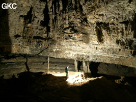 Dans la grotte de Lingshandong 灵山洞 - réseau de Mawangdong 麻王洞 -. En bas du puits du Balancier dans une salle bien concrétionnée se trouvent les restes d'une exploitation de nitrate(bassins, mat d'escalade et monticules de terre résiduelle). (Fuyan, Zheng'an 正安, Zunyi Shi 遵义市, Guizhou 贵州省, Chine 中国)