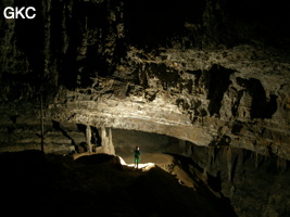 Dans la grotte de Lingshandong 灵山洞 - réseau de Mawangdong 麻王洞 -. En bas du puits du Balancier dans une salle bien concrétionnée se trouvent les restes d'une exploitation de nitrate(bassins, mat d'escalade et monticules de terre résiduelle). (Fuyan, Zheng'an 正安, Zunyi Shi 遵义市, Guizhou 贵州省, Chine 中国)