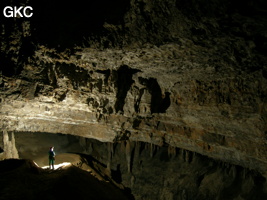 Dans la grotte de Lingshandong 灵山洞 - réseau de Mawangdong 麻王洞 -. En bas du puits du Balancier dans une salle bien concrétionnée se trouvent les restes d'une exploitation de nitrate. (Fuyan, Zheng'an 正安, Zunyi Shi 遵义市, Guizhou 贵州省, Chine 中国)