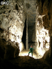 Colonne dans le début de la galerie de la Fausse Fracture dans la grotte de Lingshandong 灵山洞 - réseau de Mawangdong 麻王洞 -. (Fuyan, Zheng'an 正安, Zunyi Shi 遵义市, Guizhou 贵州省, Chine 中国)