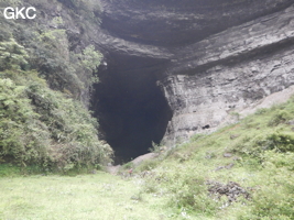 Le grand porche d'entrée de la grotte-perte de Xiadong 下洞 - réseau de Shuanghedong 双河洞 - (Wenquan, Suiyang 绥阳, Zunyi 遵义市, Guizhou 贵州省, Chine 中国) 