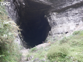 Le grand porche d'entrée de la grotte-perte de Xiadong 下洞 - réseau de Shuanghedong 双河洞 - (Wenquan, Suiyang 绥阳, Zunyi 遵义市, Guizhou 贵州省, Chine 中国) 