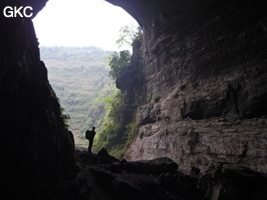 A contre-jour le grand porche d'entrée de la grotte-perte de Xiadong 下洞 - réseau de Shuanghedong 双河洞 - (Wenquan, Suiyang 绥阳, Zunyi 遵义市, Guizhou 贵州省, Chine 中国) 