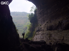 A contre-jour le grand porche d'entrée de la grotte-perte de Xiadong 下洞 - réseau de Shuanghedong 双河洞 - (Wenquan, Suiyang 绥阳, Zunyi 遵义市, Guizhou 贵州省, Chine 中国) 
