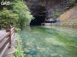 Le porche d'entrée de la résurgence de Shuangheshuidong 双河水洞 et ces récentes infrastructures pour le parcours touristique. - réseau de Shuanghedongqun 双河洞 - (Wenquan, Suiyang 绥阳, Zunyi Shi 遵义市, Guizhou 贵州省, Chine 中国)