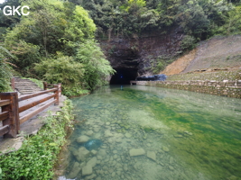 Le porche d'entrée de la résurgence de Shuangheshuidong 双河水洞 et ces récentes infrastructures pour le parcours touristique. - réseau de Shuanghedongqun 双河洞 - (Wenquan, Suiyang 绥阳, Zunyi Shi 遵义市, Guizhou 贵州省, Chine 中国)