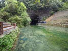 Le porche d'entrée de la résurgence de Shuangheshuidong 双河水洞 et ces récentes infrastructures pour le parcours touristique. - réseau de Shuanghedongqun 双河洞 - (Wenquan, Suiyang 绥阳, Zunyi Shi 遵义市, Guizhou 贵州省, Chine 中国)