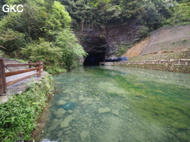 Le porche d'entrée de la résurgence de Shuangheshuidong 双河水洞 et ces récentes infrastructures pour le parcours touristique. - réseau de Shuanghedongqun 双河洞 - (Wenquan, Suiyang 绥阳, Zunyi Shi 遵义市, Guizhou 贵州省, Chine 中国)