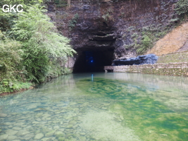 Le porche d'entrée de la résurgence de Shuangheshuidong 双河水洞 et ces récentes infrastructures pour le parcours touristique. - réseau de Shuanghedongqun 双河洞 - (Wenquan, Suiyang 绥阳, Zunyi Shi 遵义市, Guizhou 贵州省, Chine 中国)