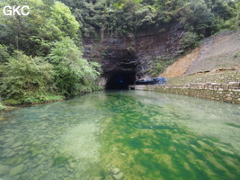 Le porche d'entrée de la résurgence de Shuangheshuidong 双河水洞 et ces récentes infrastructures pour le parcours touristique. - réseau de Shuanghedongqun 双河洞 - (Wenquan, Suiyang 绥阳, Zunyi Shi 遵义市, Guizhou 贵州省, Chine 中国)