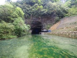 Le porche d'entrée de la résurgence de Shuangheshuidong 双河水洞 et ces récentes infrastructures pour le parcours touristique. - réseau de Shuanghedongqun 双河洞 - (Wenquan, Suiyang 绥阳, Zunyi Shi 遵义市, Guizhou 贵州省, Chine 中国)