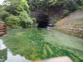 Le porche d'entrée de la résurgence de Shuangheshuidong 双河水洞 et ces récentes infrastructures pour le parcours touristique. - réseau de Shuanghedongqun 双河洞 - (Wenquan, Suiyang 绥阳, Zunyi Shi 遵义市, Guizhou 贵州省, Chine 中国)