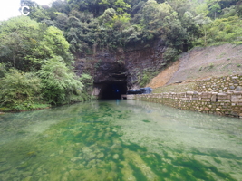 Le porche d'entrée de la résurgence de Shuangheshuidong 双河水洞 et ces récentes infrastructures pour le parcours touristique. - réseau de Shuanghedongqun 双河洞 - (Wenquan, Suiyang 绥阳, Zunyi Shi 遵义市, Guizhou 贵州省, Chine 中国)