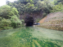 Le porche d'entrée de la résurgence de Shuangheshuidong 双河水洞 et ces récentes infrastructures pour le parcours touristique. - réseau de Shuanghedongqun 双河洞 - (Wenquan, Suiyang 绥阳, Zunyi Shi 遵义市, Guizhou 贵州省, Chine 中国)