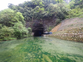 Le porche d'entrée de la résurgence de Shuangheshuidong 双河水洞 et ces récentes infrastructures pour le parcours touristique. - réseau de Shuanghedongqun 双河洞 - (Wenquan, Suiyang 绥阳, Zunyi Shi 遵义市, Guizhou 贵州省, Chine 中国)