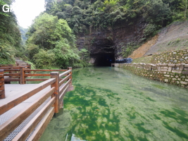 Le porche d'entrée de la résurgence de Shuangheshuidong 双河水洞 et ces récentes infrastructures pour le parcours touristique. - réseau de Shuanghedongqun 双河洞 - (Wenquan, Suiyang 绥阳, Zunyi Shi 遵义市, Guizhou 贵州省, Chine 中国)