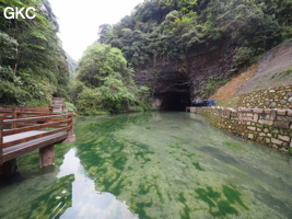 Le porche d'entrée de la résurgence de Shuangheshuidong 双河水洞 et ces récentes infrastructures pour le parcours touristique. - réseau de Shuanghedongqun 双河洞 - (Wenquan, Suiyang 绥阳, Zunyi Shi 遵义市, Guizhou 贵州省, Chine 中国)