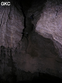 Accès à la fracture du Fengshui au dessus du puits du Balancier dans la grotte de Lingshandong 灵山洞 - réseau de Mawangdong 麻王洞 -. (Fuyan, Zheng'an 正安, Zunyi Shi 遵义市, Guizhou 贵州省, Chine 中国)