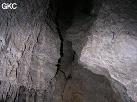 Accès à la fracture du Fengshui au dessus du puits du Balancier dans la grotte de Lingshandong 灵山洞 - réseau de Mawangdong 麻王洞 -. (Fuyan, Zheng'an 正安, Zunyi Shi 遵义市, Guizhou 贵州省, Chine 中国)