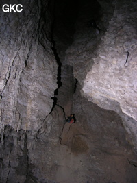 Accès à la fracture du Fengshui au dessus du puits du Balancier dans la grotte de Lingshandong 灵山洞 - réseau de Mawangdong 麻王洞 -. (Fuyan, Zheng'an 正安, Zunyi Shi 遵义市, Guizhou 贵州省, Chine 中国)