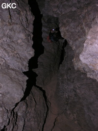 Accès à la fracture du Fengshui au dessus du puits du Balancier dans la grotte de Lingshandong 灵山洞 - réseau de Mawangdong 麻王洞 -. (Fuyan, Zheng'an 正安, Zunyi Shi 遵义市, Guizhou 贵州省, Chine 中国)