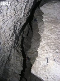 Accès à la fracture du Fengshui au dessus du puits du Balancier dans la grotte de Lingshandong 灵山洞 - réseau de Mawangdong 麻王洞 -. (Fuyan, Zheng'an 正安, Zunyi Shi 遵义市, Guizhou 贵州省, Chine 中国)