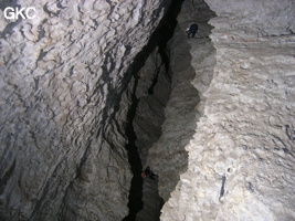 Accès à la fracture du Fengshui au dessus du puits du Balancier dans la grotte de Lingshandong 灵山洞 - réseau de Mawangdong 麻王洞 -. (Fuyan, Zheng'an 正安, Zunyi Shi 遵义市, Guizhou 贵州省, Chine 中国)