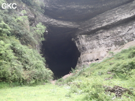 Le grand porche d'entrée de la grotte-perte de Xiadong 下洞 - réseau de Shuanghedong 双河洞 - (Wenquan, Suiyang 绥阳, Zunyi 遵义市, Guizhou 贵州省, Chine 中国) 