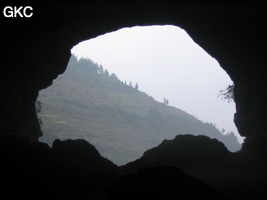 Dans le réseau de Shuanghedongqun 双河洞. En contre jour le porche d'entrée de la grotte de Pixiao Dong 皮硝洞 (Wenquan, Suiyang 绥阳, Zunyi, 遵义市 Guizhou 贵州省)