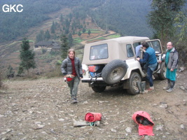 Robert Peyron, Jean Bottazzi, Carole Jalibert,  (de droite à  gauche) au terminus des véhicules juste au bord de la doline de Longtanzhi 龙潭子 (Wenquan, Suiyang, Zunyi, Guizhou)