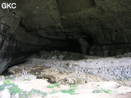 Puissants murs de fortifications dans la galerie d'entrée de la grotte de Mawangdong 麻王洞. (Guizhou, Zunyi, Zheng'an, Fuyuan)