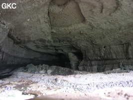 Puissants murs de fortifications dans la galerie d'entrée de la grotte de Mawangdong 麻王洞. (Guizhou, Zunyi, Zheng'an, Fuyuan)