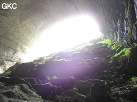 A contre jour le grand porche d'entrée de la grotte de Mawangdong 麻王洞. (Guizhou, Zunyi, Zheng'an, Fuyuan)