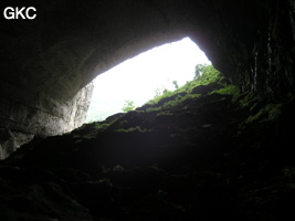 A contre jour le grand porche d'entrée de la grotte de Mawangdong 麻王洞. (Guizhou, Zunyi, Zheng'an, Fuyuan)