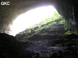 A contre jour le grand porche d'entrée de la grotte de Mawangdong 麻王洞. (Guizhou, Zunyi, Zheng'an, Fuyuan)